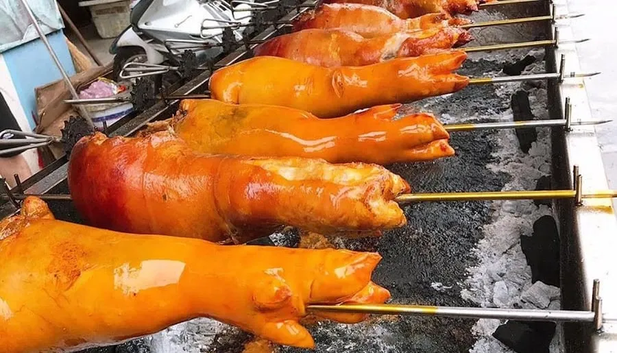 Roasted sausage with golden, crispy skin @=