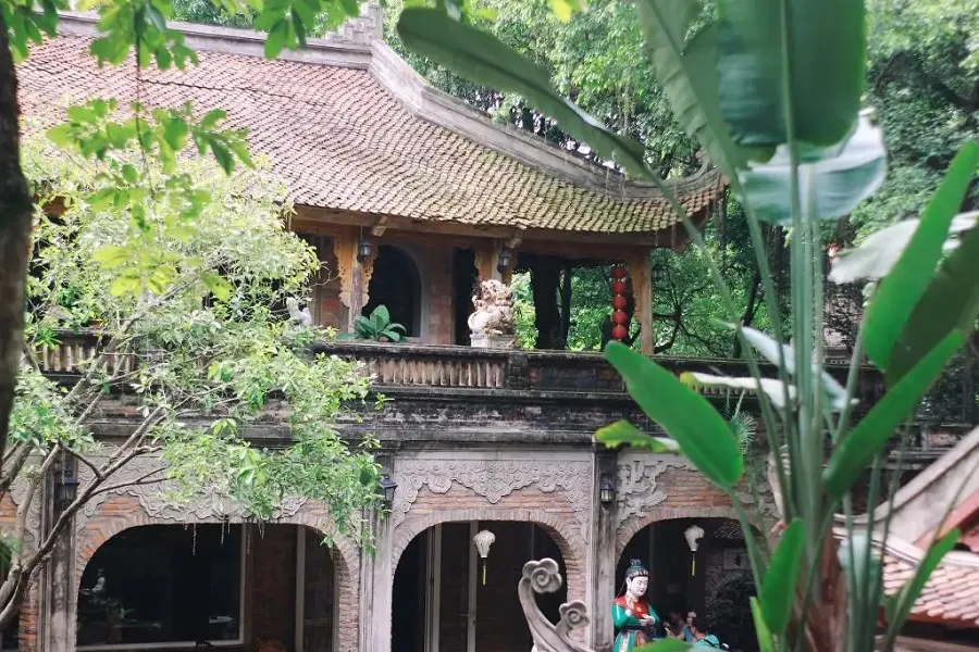 The corners of the tiled roof are curved and hidden