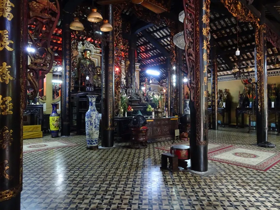 The main hall has many pillars carved with parallel sentences