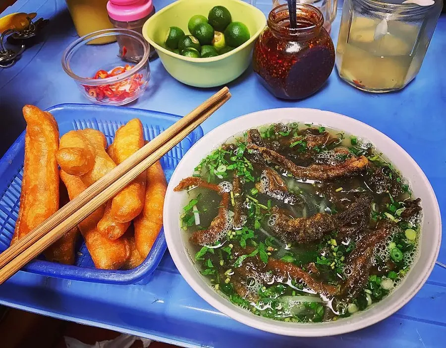 Miến lươn được kết hợp với nhiều loại rau thơm và có thể ăn cùng quẩy giòn
