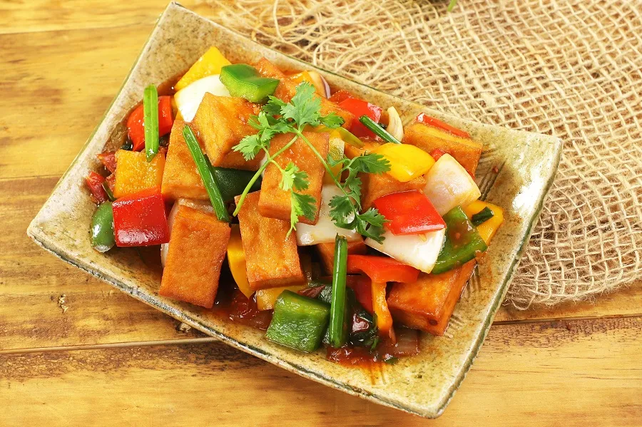 Around Ba Thien Hau Pagoda, there are many attractive vegetarian food shops