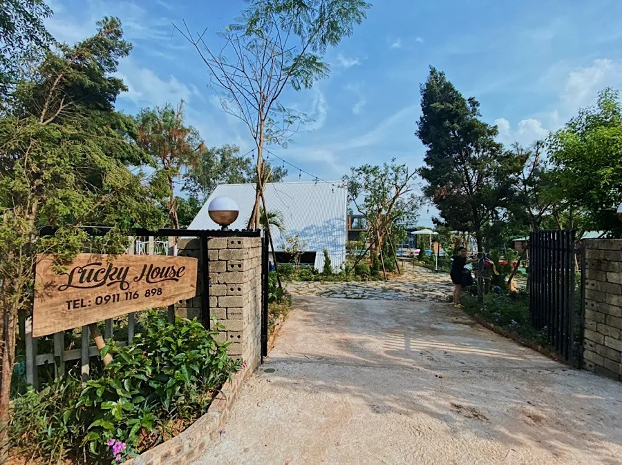 Around the temple area there are many resorts with full amenities
