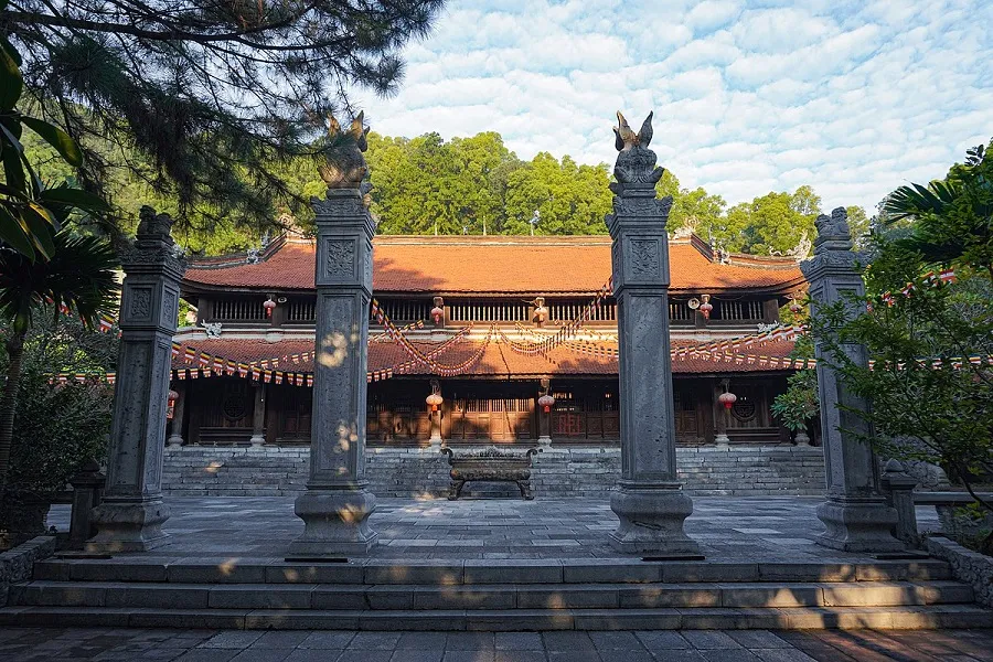 Non Nuoc Pagoda in Soc Son is picturesque and picturesque amidst the mountains and forests