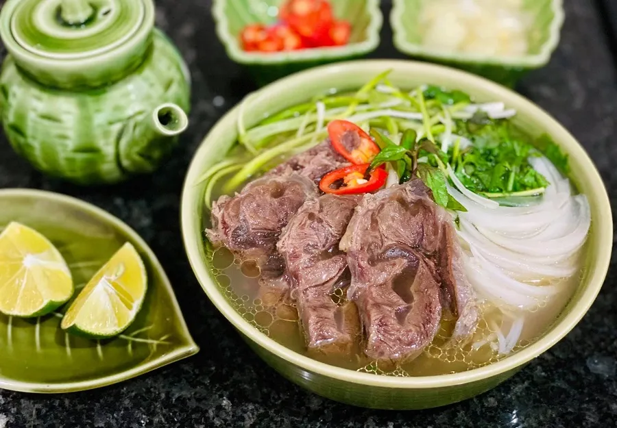 Phở Hà với nước dùng ngọt trong