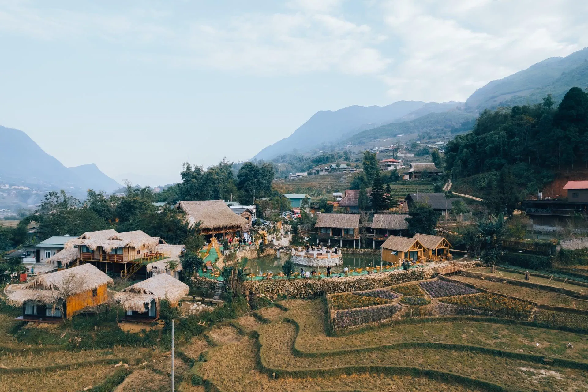 Những ngôi nhà sát nhau tạo nên khung cảnh yên bình