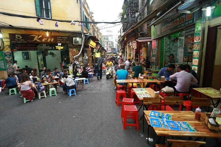 Ta Hien dining street is located right in the heart of the old town