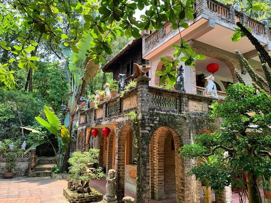 The ancient house's architecture has clear artistic features