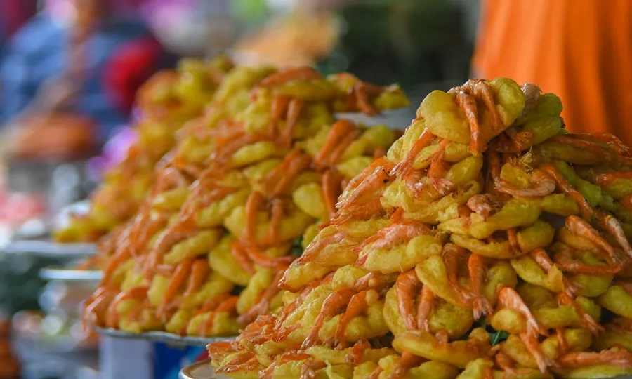 Shrimp cake covered with Tay Ho is crispy and fragrant