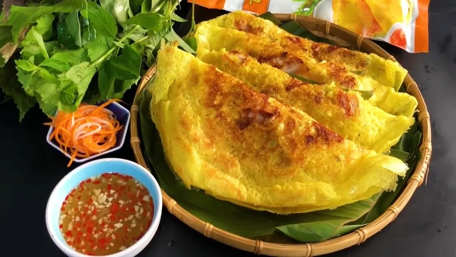 Banh xeo with crispy crust