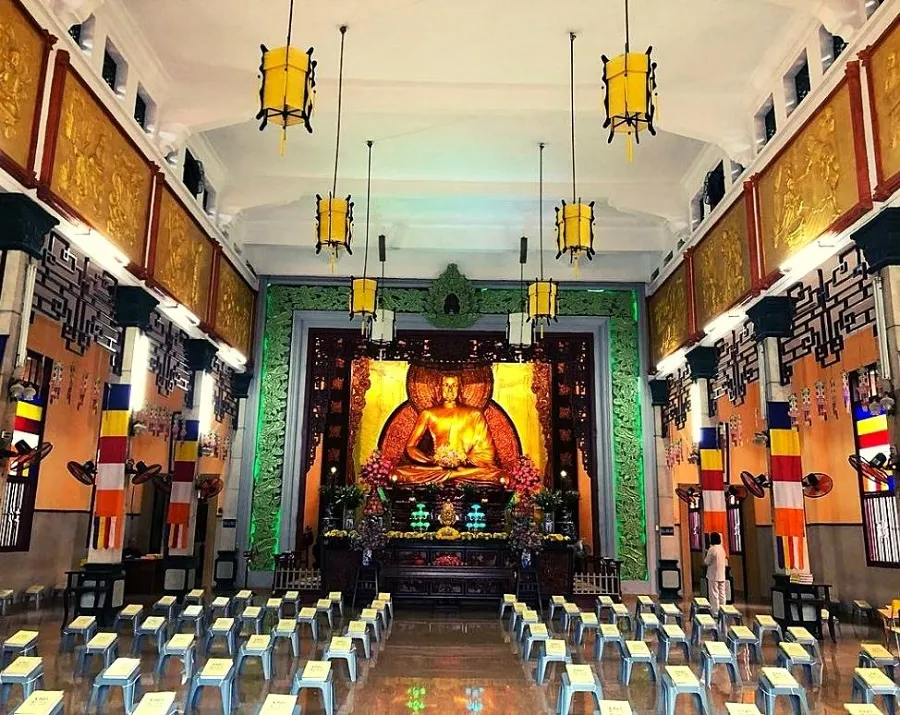 Bên trong chính điện đậm vẻ linh thiêng