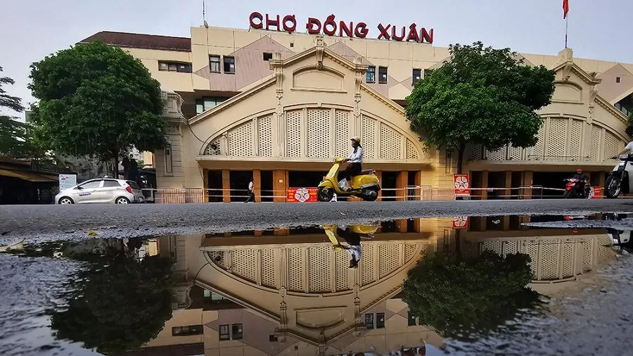 Dong Xuan Market is located right in the heart of the old town
