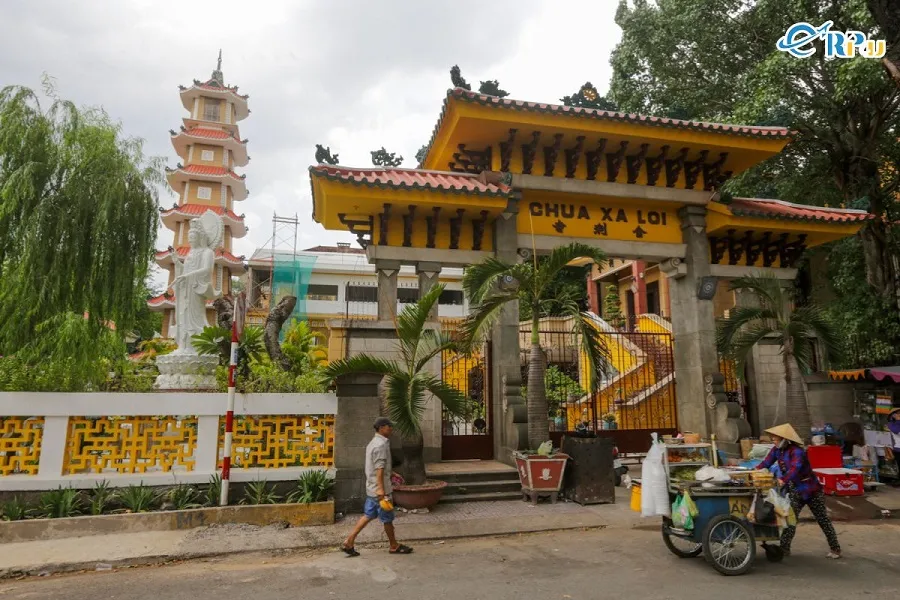 Chùa Xá Lợi với cổng tam quan ấn tượng