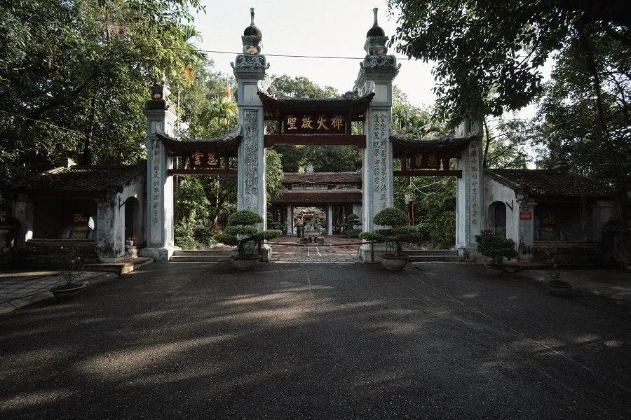 Cổng tam quan lớn và bề thế