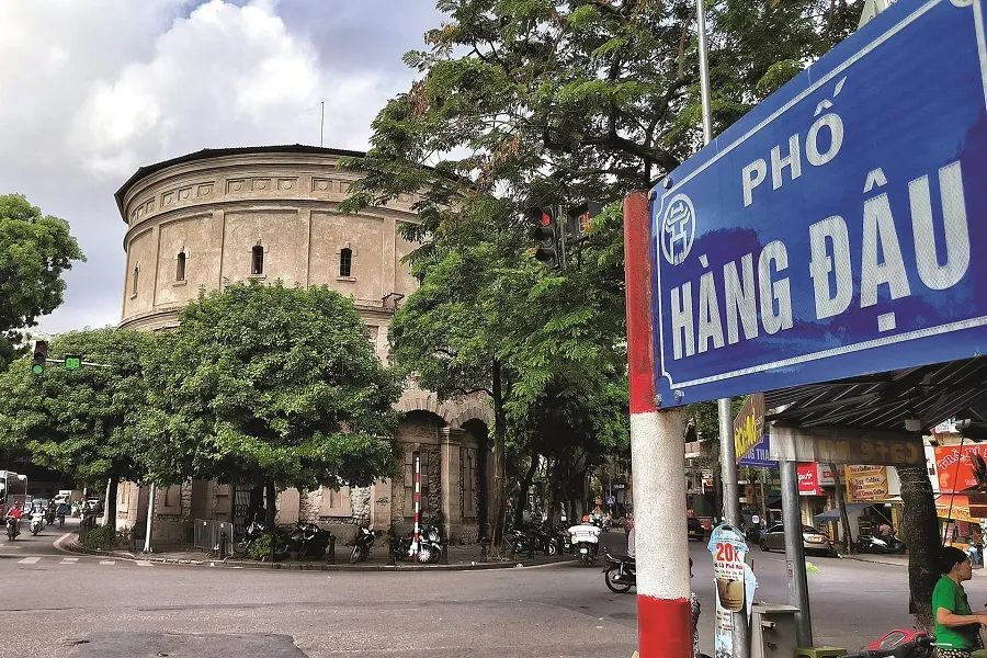 Tòa nhà đậm chất châu Âu nằm ngay lòng phố Hàng Đậu
