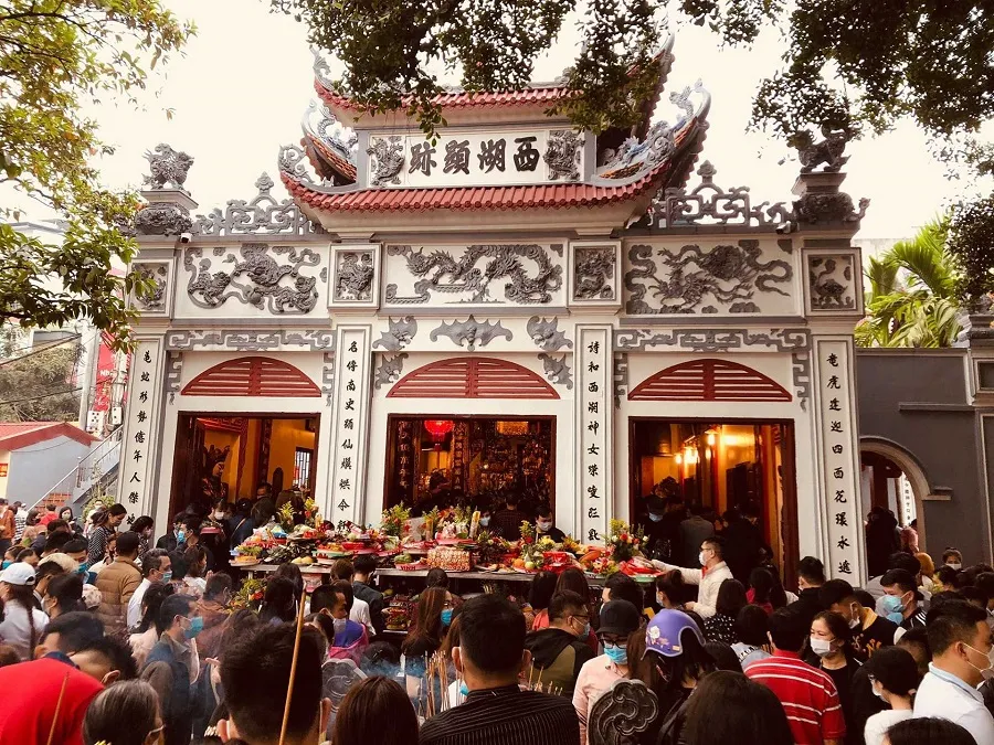 Visit Tay Ho Palace to pray for good luck