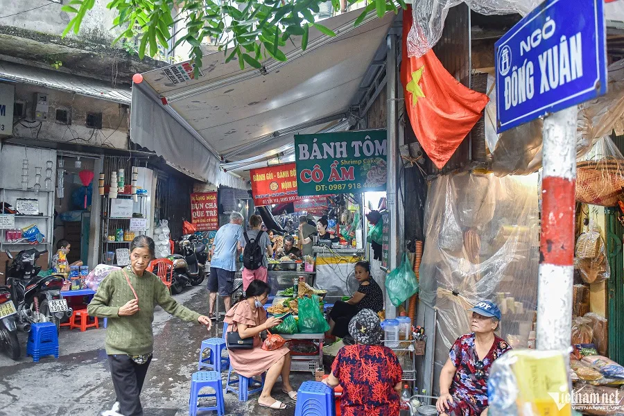 Dong Xuan market alley also has many attractive dishes