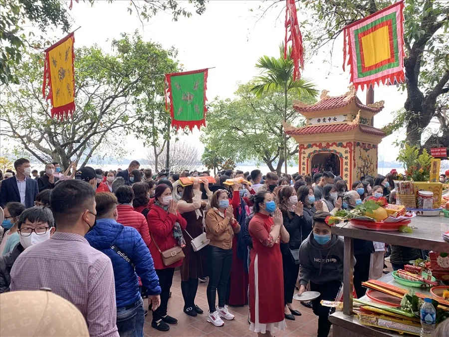Phu Tay Ho attracts a large number of visitors every year