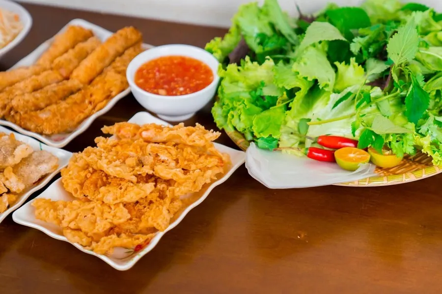 Tôm tươi trong bánh thơm ngọt