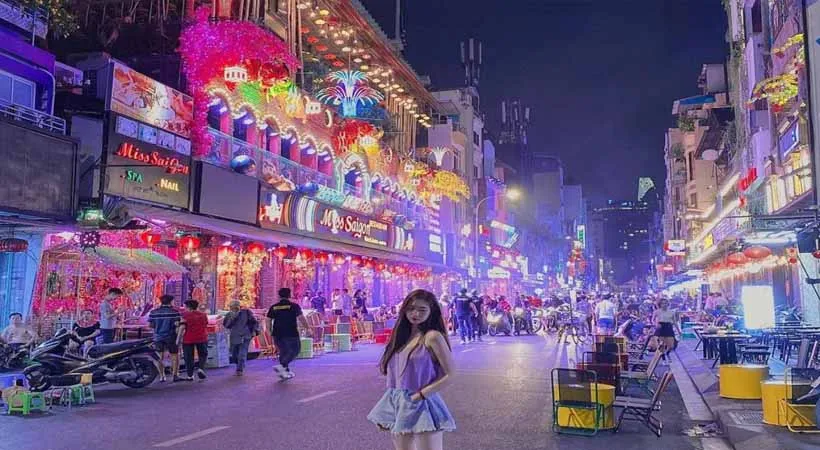 Take a photo check in at Bui Vien walking street