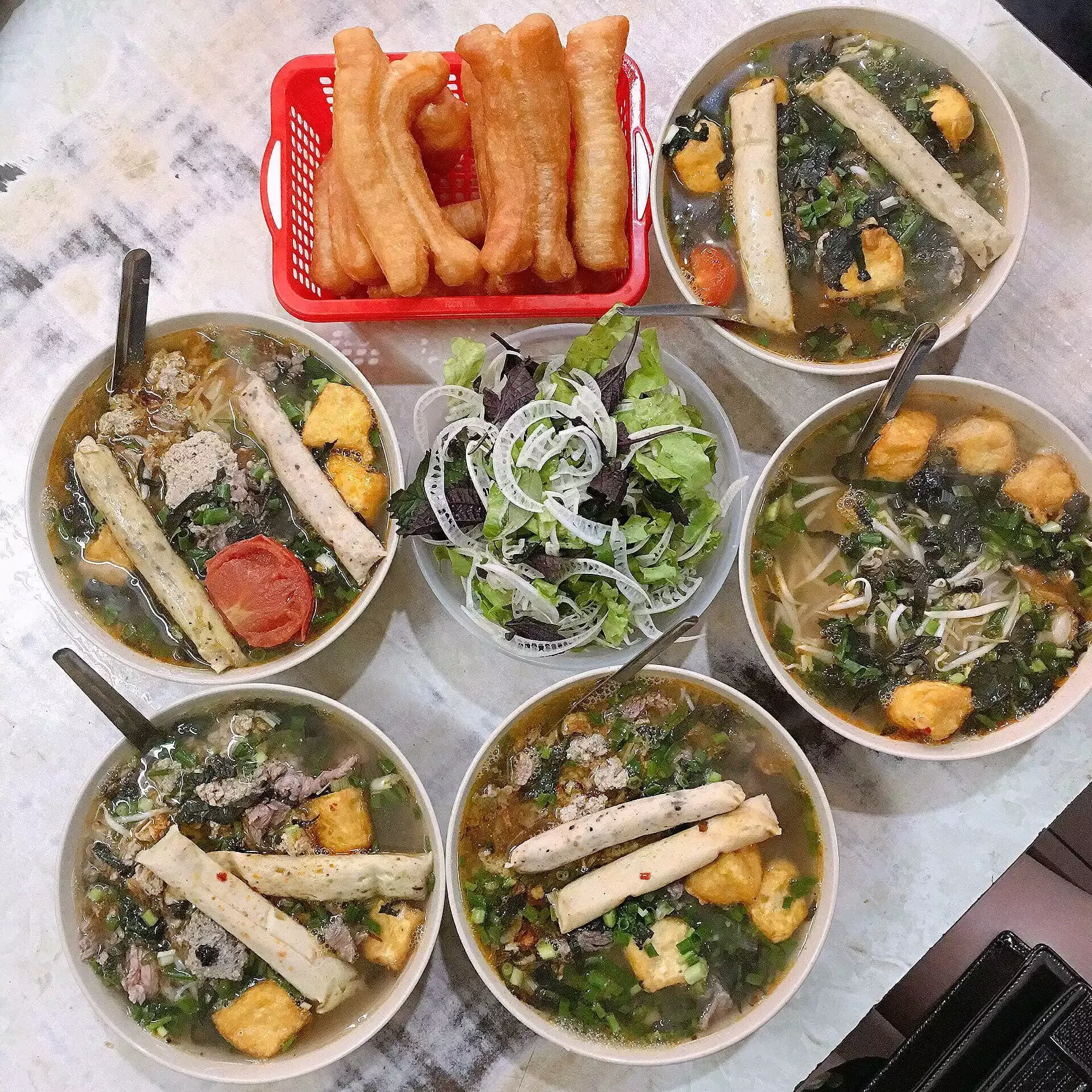 Bún Ốc Cô Béo ăn kèm với quẩy