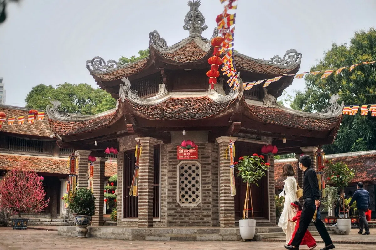 Mọi người tới chùa Láng cầu bình an