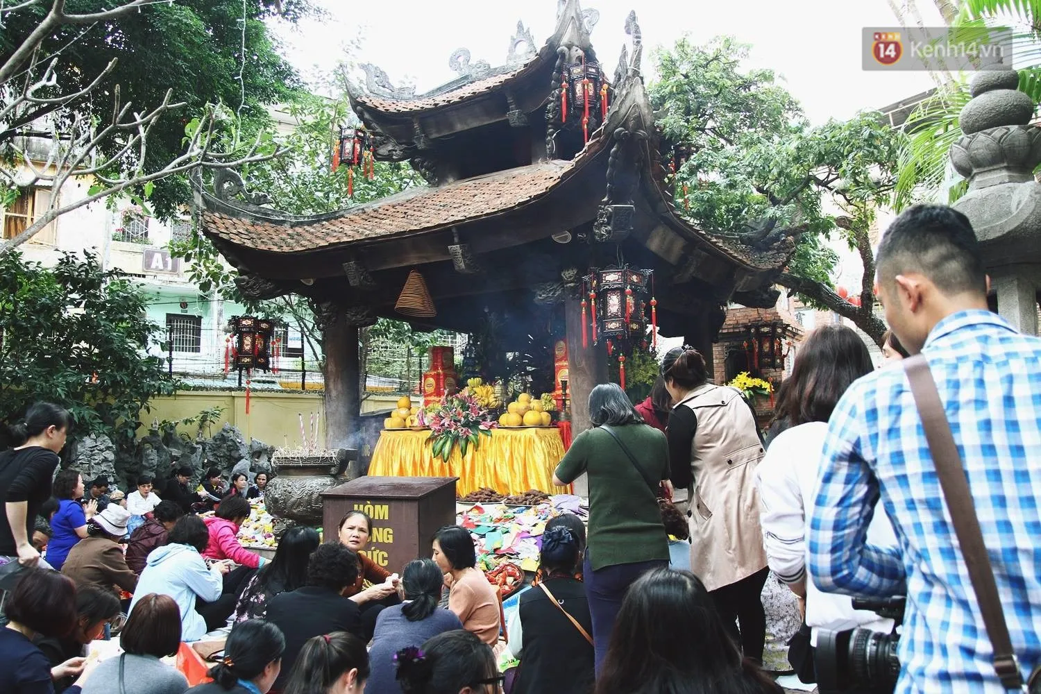 Người dân tới lễ ở chùa Phúc Khánh