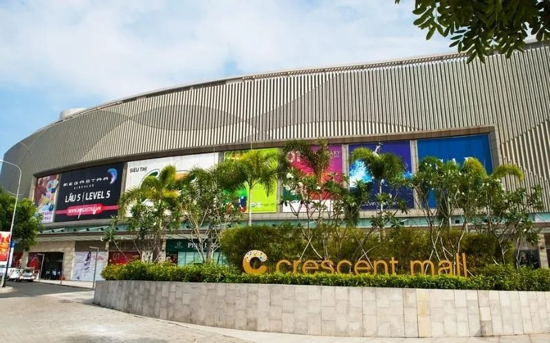 Cổng vào trung tâm thương mại Crescent Mall