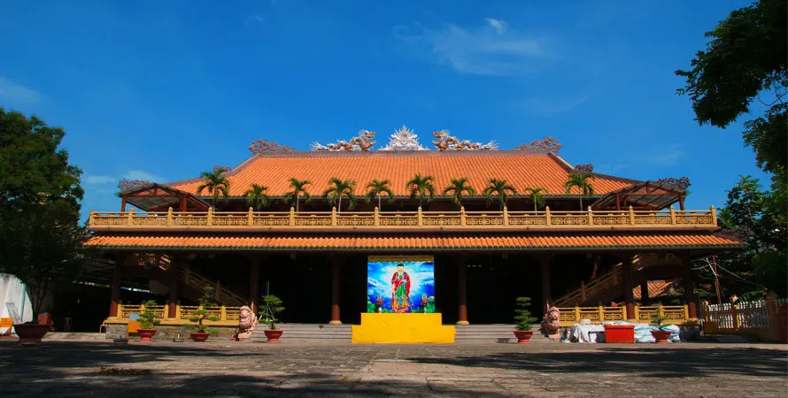 Outside space of Giac Lam Pagoda