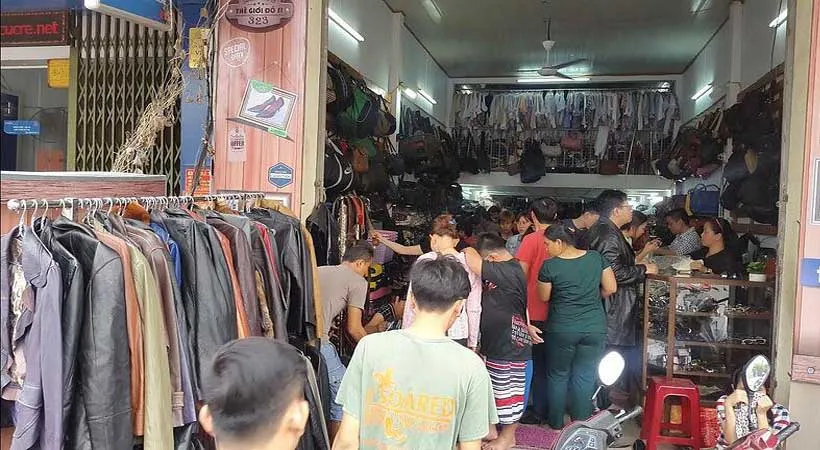 Chọn quần áo cũ tại chợ Hoàng Hóa Thám