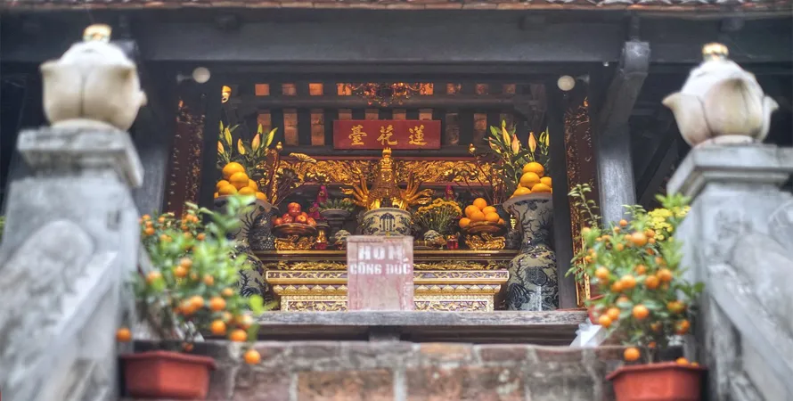 Space inside the One Pillar Pagoda