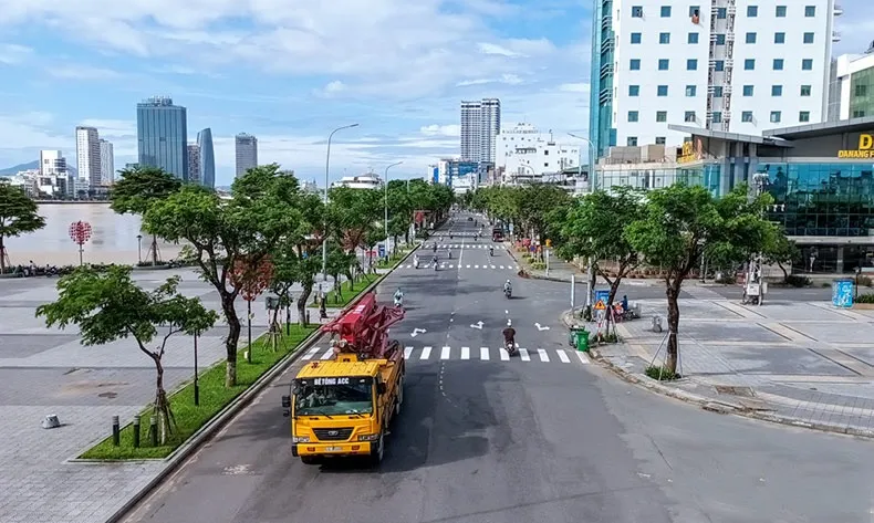 Phố đi bộ đường Bạch Đằng