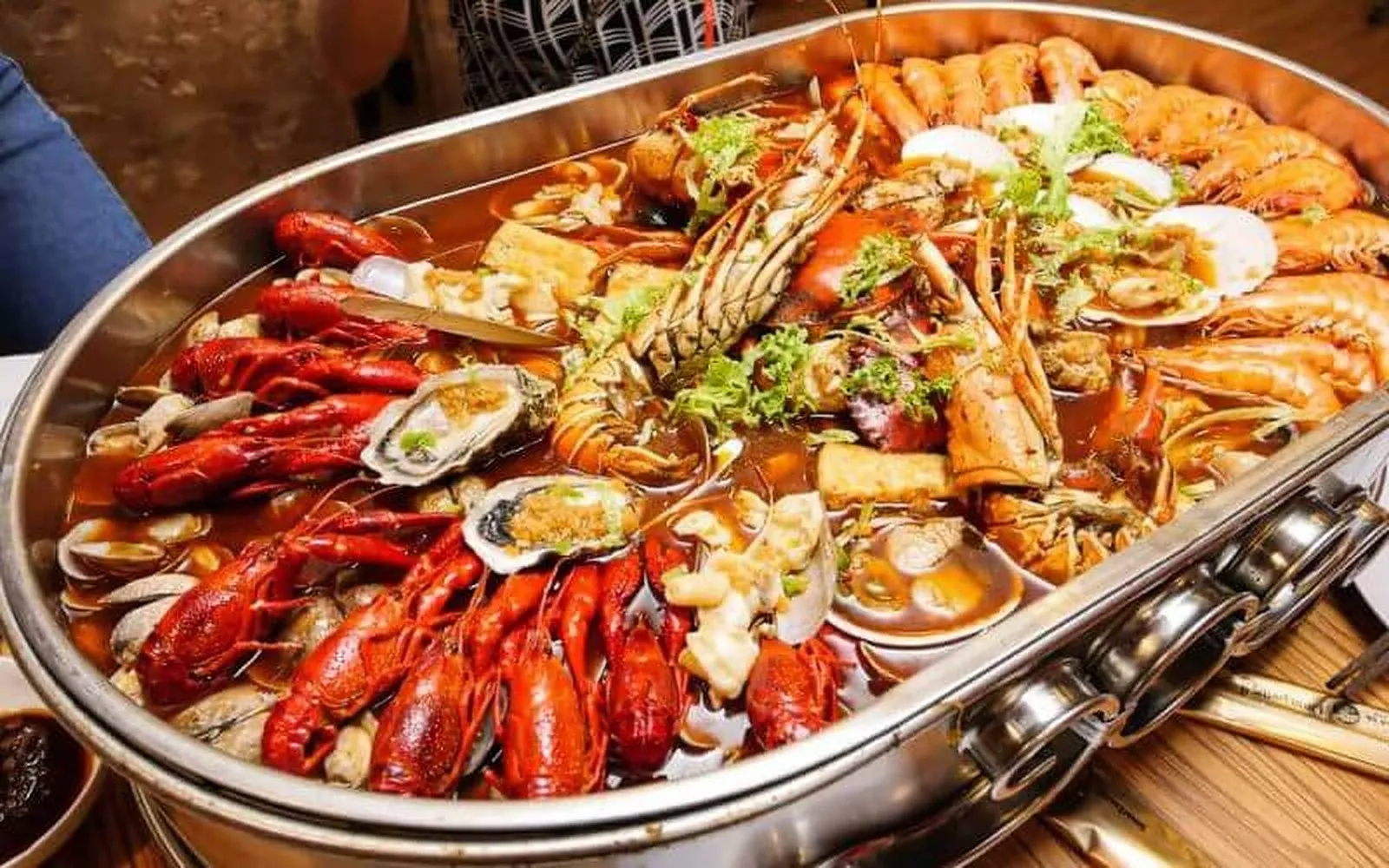 Enjoy seafood hot pot