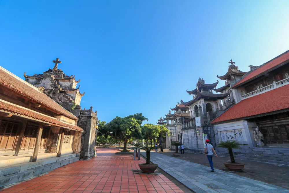 Không gian nhà thờ phát diện