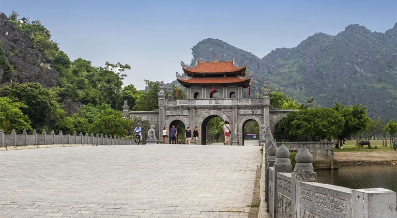 Thăm quan đền vua Đinh cùng Bdatrip