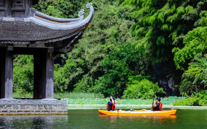 Kayaking in Trang An
