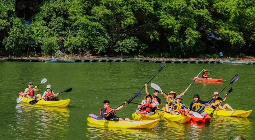 kayaking adventure in Bai Dinh