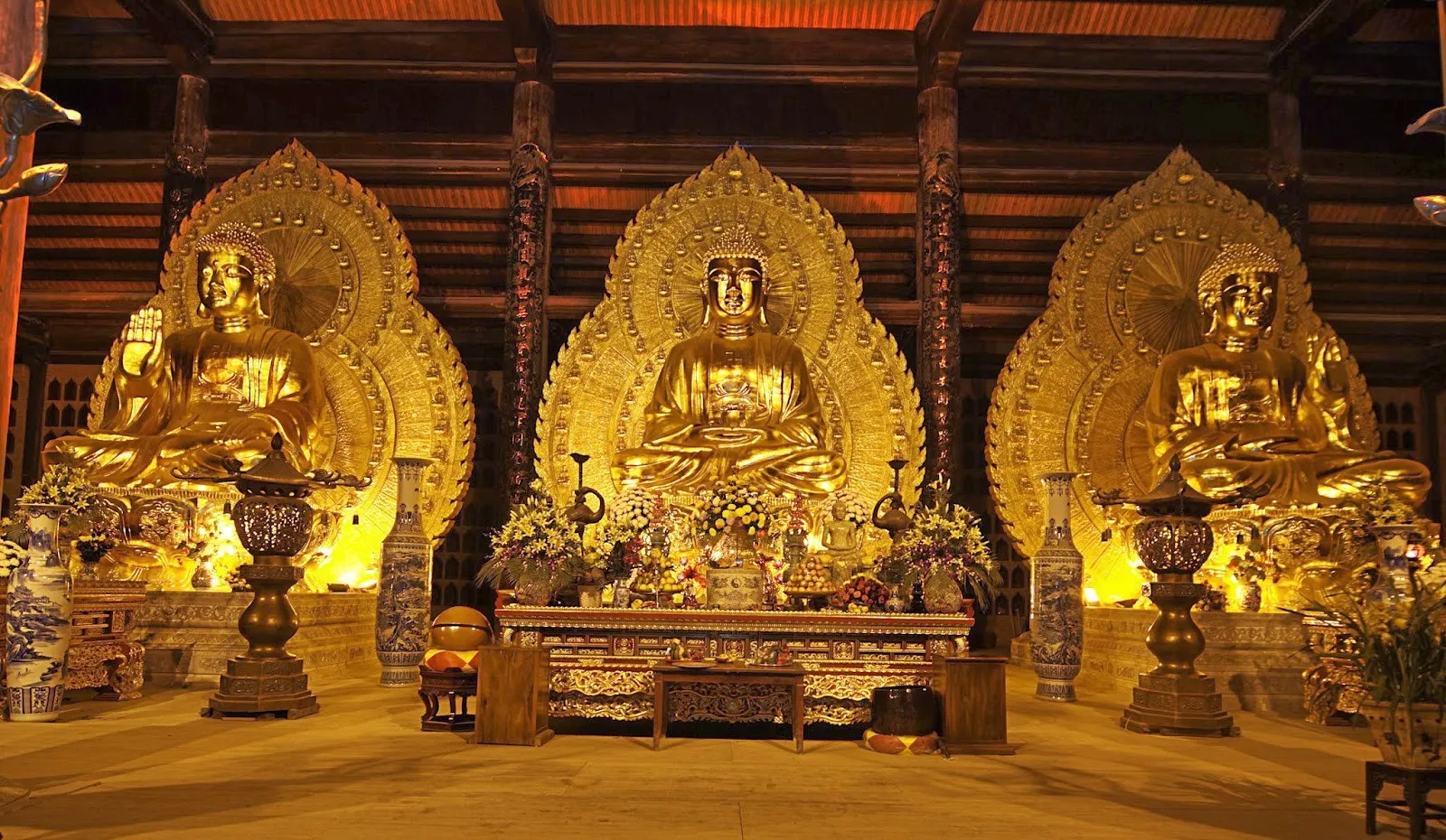 Tượng phạt dáp vàng tại chùa Bãi Đính