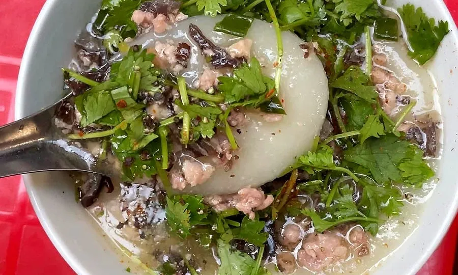 It's easy to find restaurants selling hot banh duc in Hanoi