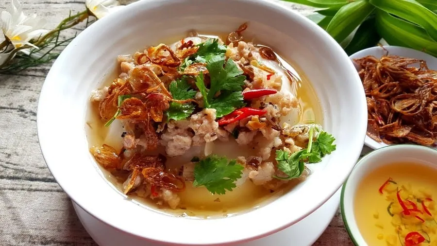 Banh Duc has an attractive flavor that depends a lot on fish sauce