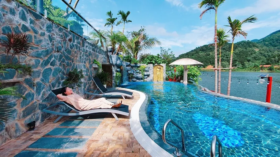 Feel free to "relax" at many resorts near Dong Do Lake