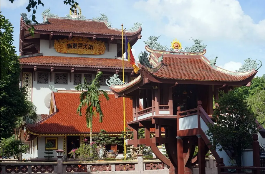 Lối kiến trúc độc đáo, cổ kính mang lại vẻ linh thiêng