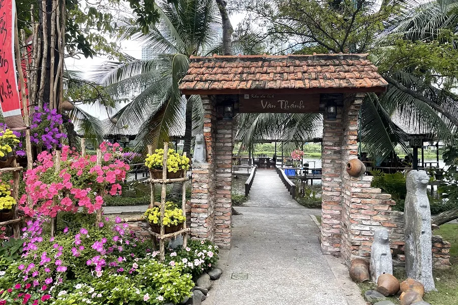 Khu du lịch Văn Thánh là điểm đến thư giãn được nhiều khách du lịch lựa chọn