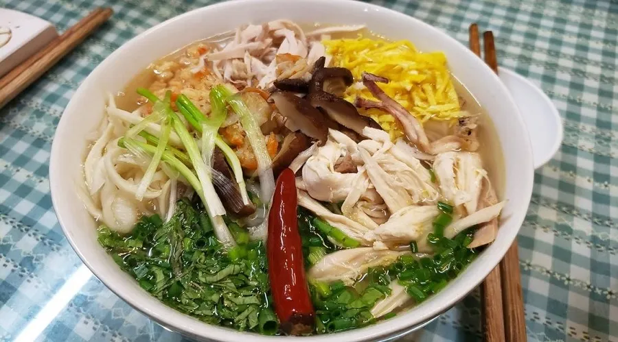Each restaurant will have its own way of preparing bun thang