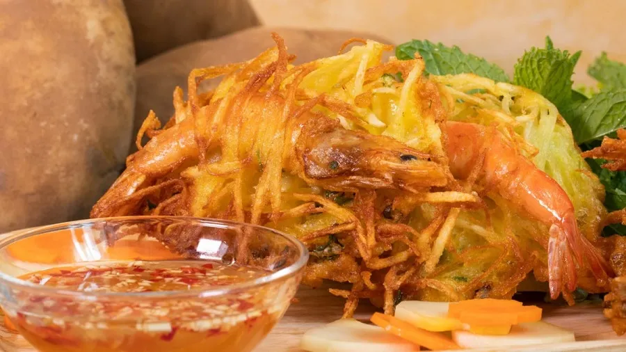 West Lake shrimp cake is a unique culinary culture of Hanoi people