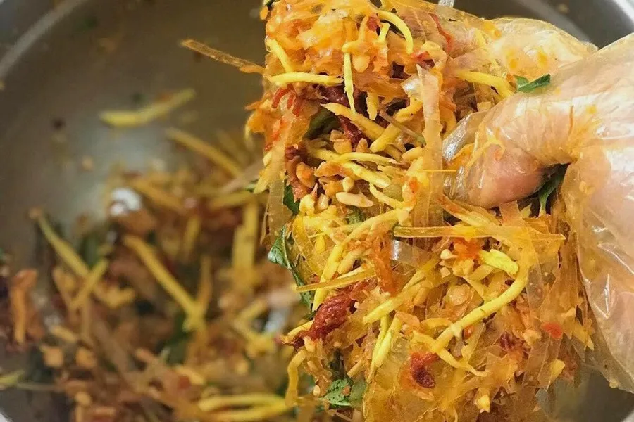 Bánh tráng trộn bỏ thêm rau và xoài để giảm ngấy