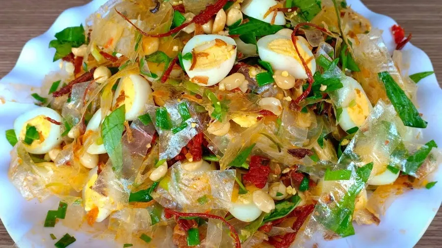 Trứng cút và bò khô là hai thành phần không thể thiếu