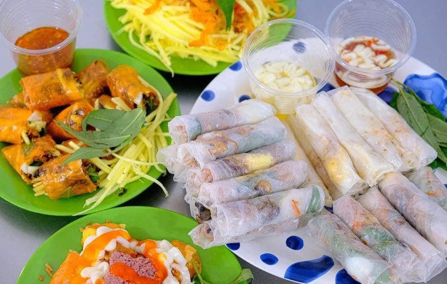 Bánh tráng trộn trộn với rau răm làm tăng hương vị