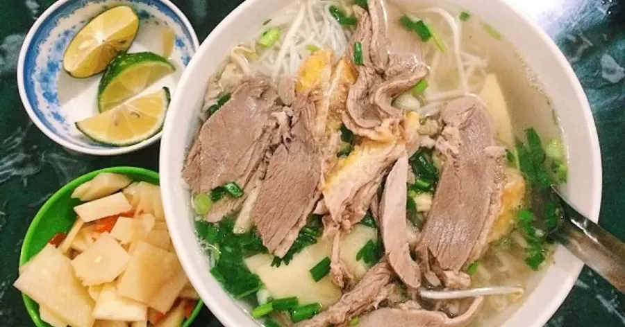 Goose vermicelli is added with herbs to enhance the flavor