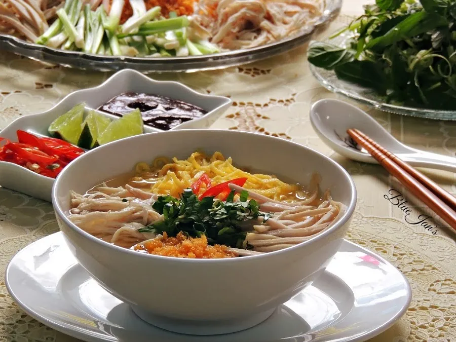 Bun thang is made from many ingredients