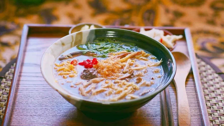 Bun thang is a favorite dish of all ages